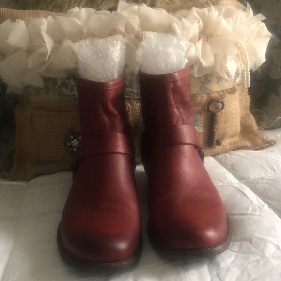 Frye Phillip Harness Ankle Boots .The color is burgundy. size 8 1/2 - Picture 2 of 10